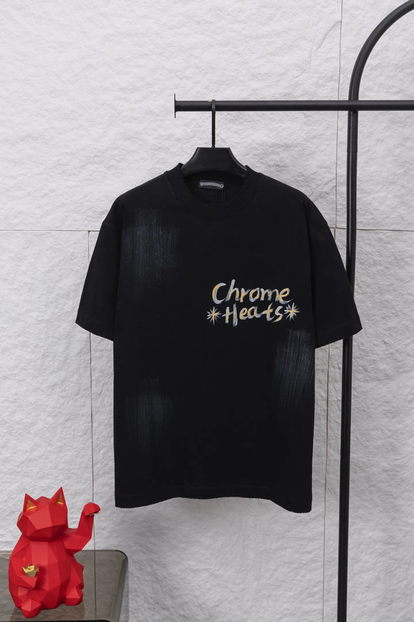 P240 model number/F060 Chrome hearts new hand-painted T-shirt. Heavy 350g double yarn fabric. Wash the whole garment twice. The four sides are frayed and picked. Heavy fabric. The neckline is made of icy Salona. Loose version. Deep, wide and stylish. No deformation or shrinkage. Fabric: 350g. Version: loose. Color: black and white.